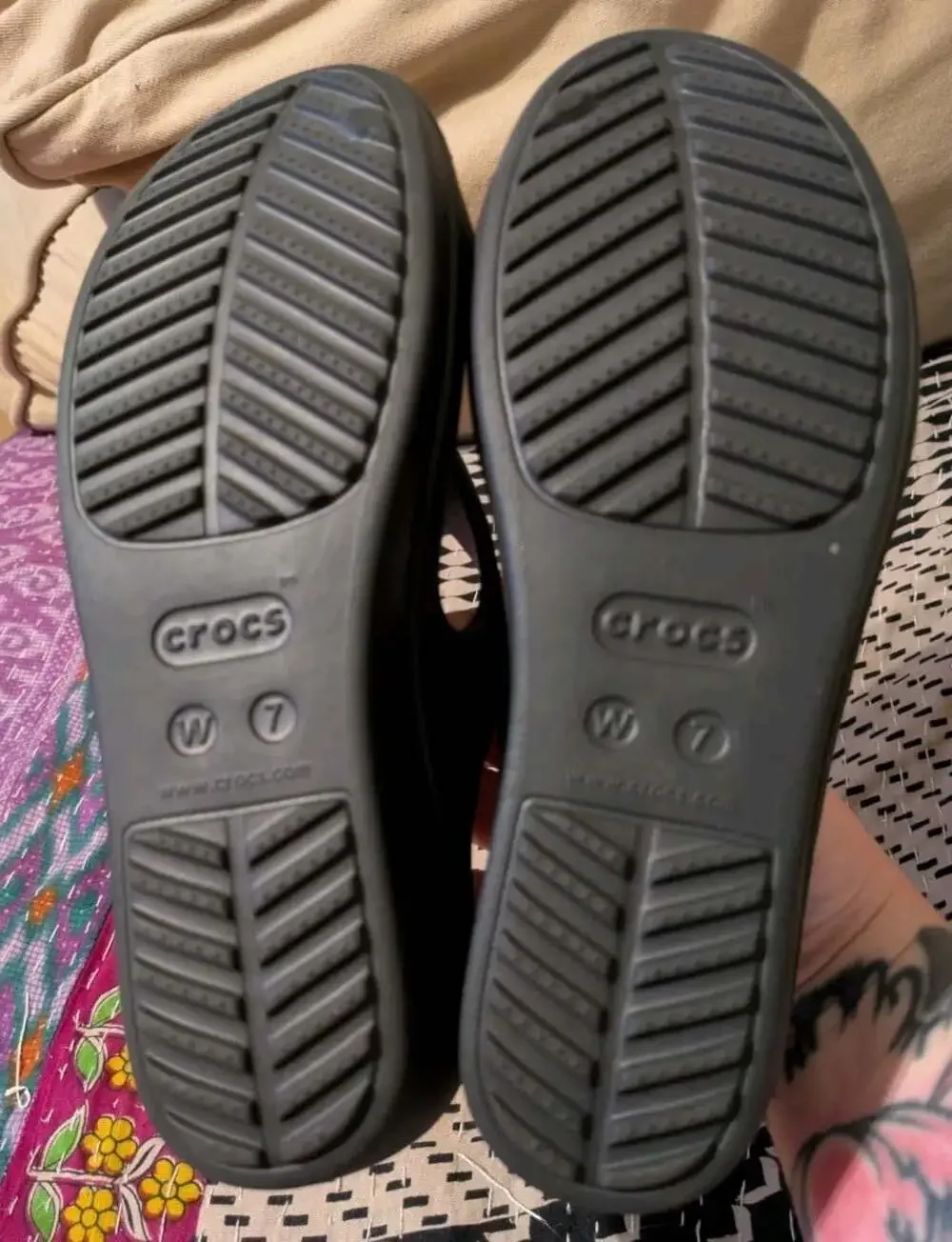 Crocs Sanrah Hammered Silver Circle Wedge Slide Sandals Black Women's Size 7